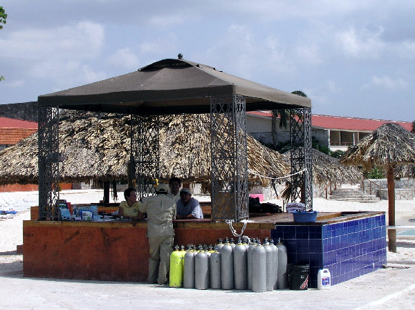 scuba du's dive hut's temporary roof
hurricane emily damage
at el pres