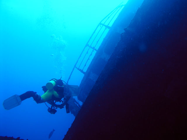 Wreck on the Governor's Walk
(the actual slant of the ship)