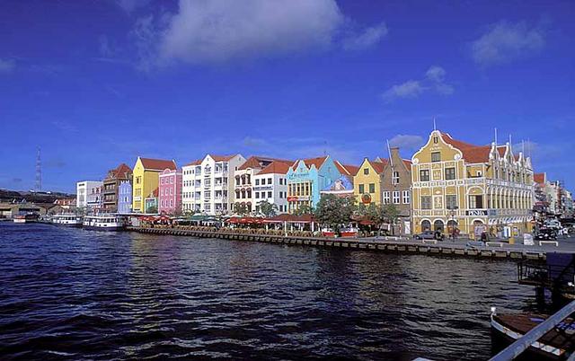 78. Willemstad from the pontoon bridge