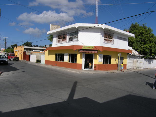 ate a good "caffeteria style" mexican food here. No menu, they just show you what there is to eat. Pretty good stuff.