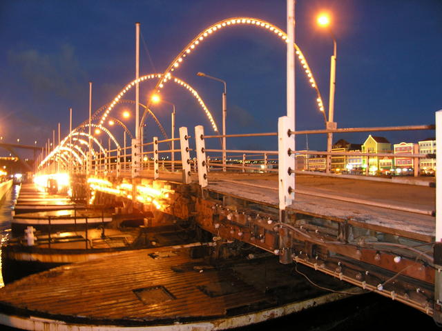 The pedestrian bridge in Williamsted