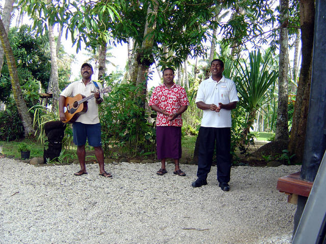 1DSC00006
Greeting crew at Maravu